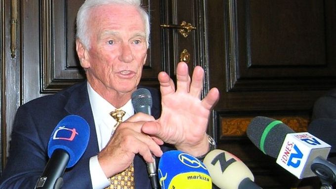 Eugene Cernan shares some of his views with president Klaus