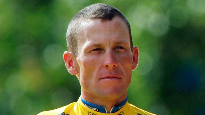 Lance Armstrong má kvůli obvinění zastavenou činnost