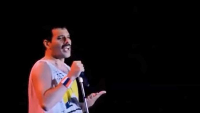 Freddie Mercury zpívá z taháku maďarsky.