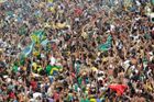 Tak vypadá správná oslava v Riu. Brazilci čekali na verdikt komise na pláži Copacabana. Snímek zachycuje první erupci radosti.