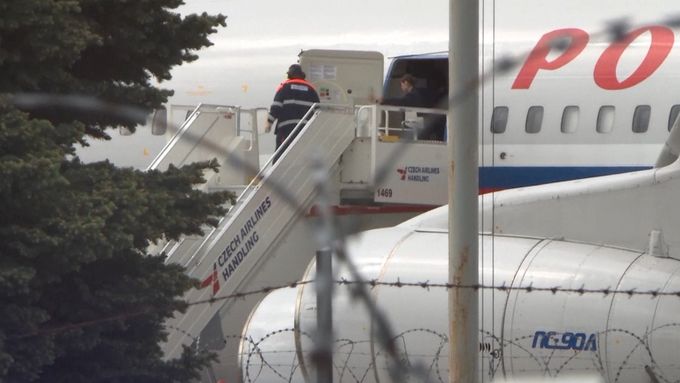 Vyhoštění ruští diplomaté odletěli z Česka