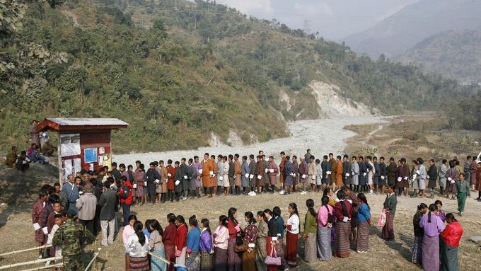 Lidé čekají ve frontě před volební místností ve vesnici Pašacha