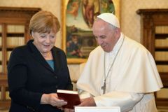 Nobelovu cenu míru může získat Merkelová nebo bloger odsouzený k bičování. Nominovaný je i papež