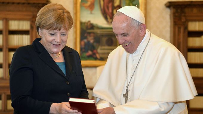 Německá kancléřka Angela Merkelová během soukromé audience u papeže Františka. Ten převzal cenu Karla Velikého.