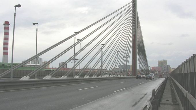 Lanový most na Jižní spojce v Praze.