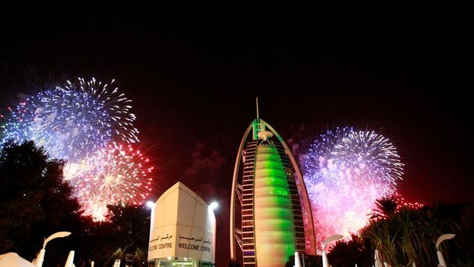 Búdrž al-Arab ve světle ohňostrojů. Dubaj, Spojené arabské emiráty.