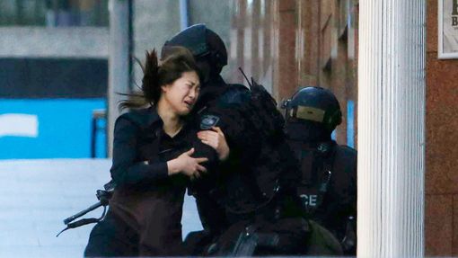 Únosce drží rukojmí v australské kavárně.