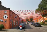 Oranžové jsou v Nizozemsku i celé ulice. Vlají zde kvanta oranžových vlaječek a jiných artefaktů, symbolizujících podporu nizozemské fotbalové reprezentaci.