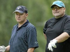 Kříž a bývalý šéf ČMFS Ivan Hašek na golfu. 