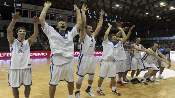 Takto čeští basketbalisté slavili postup po šesti letech na evropský šampionát. Budou podobně slavit i ve Slovinsku.