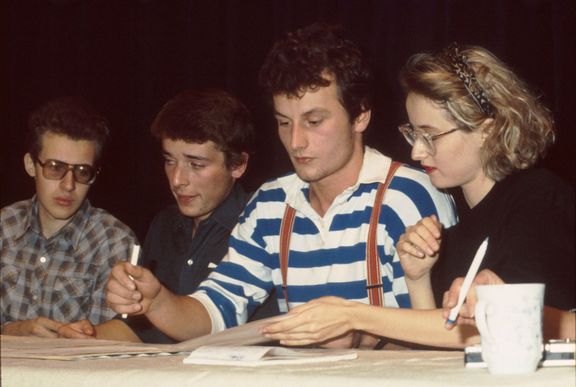Studentský stávkový výbor, vpravo Monika Pajerová, druhý zleva Šimon Pánek. Snímek z 23. listopadu 1989.