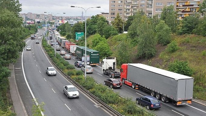 Kolony kamionů pod okny patří ke koloritu Spořilovské ulice.
