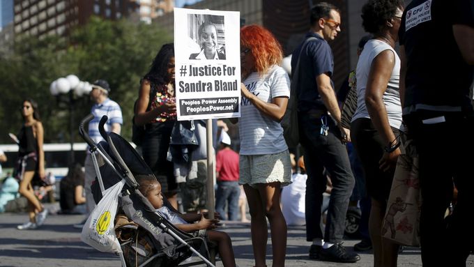 Demonstrující proti policejnímu násilí s portrétem Sandry Blandové v New Yorku.