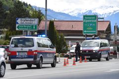 Rakouská policie zasahovala v bance v Tyrolsku. Lupič tam několik hodin držel rukojmího