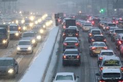 Silnice mohou klouzat, hrozí náledí a mrznoucí mlhy