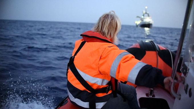 Foto přímo z paluby. Tak ve Středomoří zachraňují uprchlíky