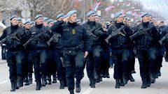 Bosenskosrbští policisté při slavnostním pochodu v Banja Luce.