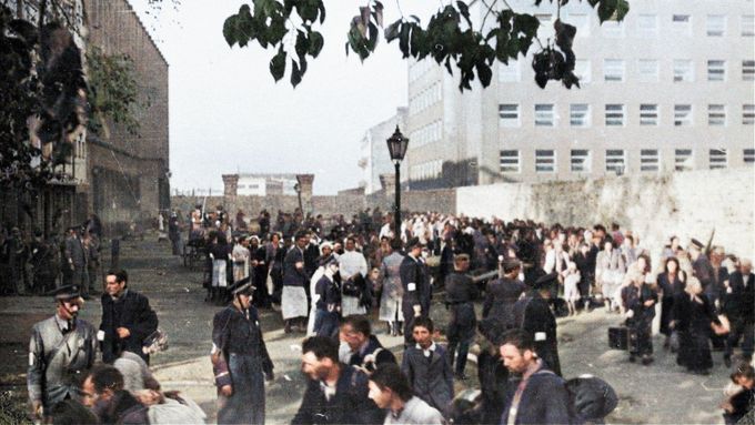 Dobový snímek z Varšavského ghetta v Polsku během 2. světové války. Kolorováno.