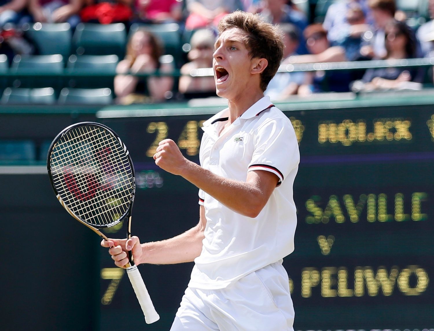 Kanadský tenista Filip Peliwo se raduje z vítězství v juniorském finále Wimbledonu 2012.