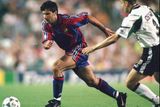 Fotbalista, kterému se říkalo Žralok, začínal s fotbalem v Lisabonu. Pak se Figo stal miláčkem Barcelony, ale jako jeden z mála se v roce 2000 rozhodl pro unikátní krok. Navždy se stal zrádcem, protože z Barcy přestoupil do Realu Madrid. Stal se tehdy nejdražším fotbalistou všech dob. Real Madrid za něj Barceloně na stůl vysázel 2,2 miliardy korun. O rok později Madrid zaplatil ještě víc za Zidana.