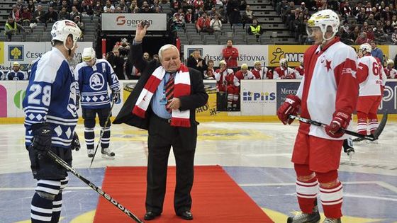 Jako před 100 lety. Hokejisté Slavie a Plzně hráli v dresech bez reklam