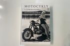 Kniha Motocykly v Československu je plná dobových rodinných fotek lidí a jejich jednostopých strojů