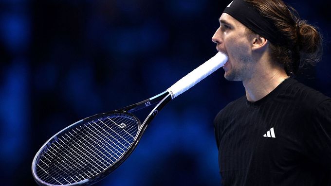 Alexander Zverev během utkání s Jannikem Sinnerem