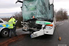 Při nehodě autobusu a auta se zranilo sedm dětí a dva dospělí. Čtyři zraněné převezli do nemocnice