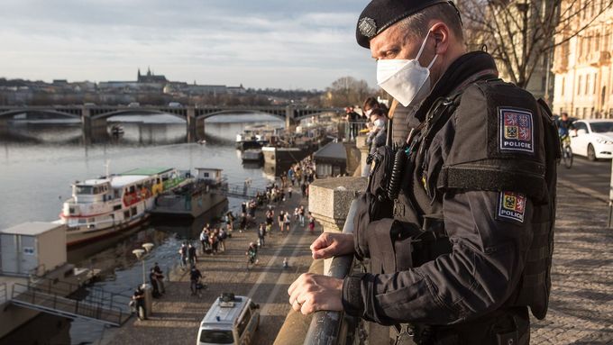 Foto: Lidé odhazují s bundami i respirátory. Na náplavku v Praze vyrazila policie