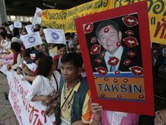 Dav Thaksinových příznivců čekajících před vstupní halou na bangkockém letišti Suvarnabhumit na jeho přílet