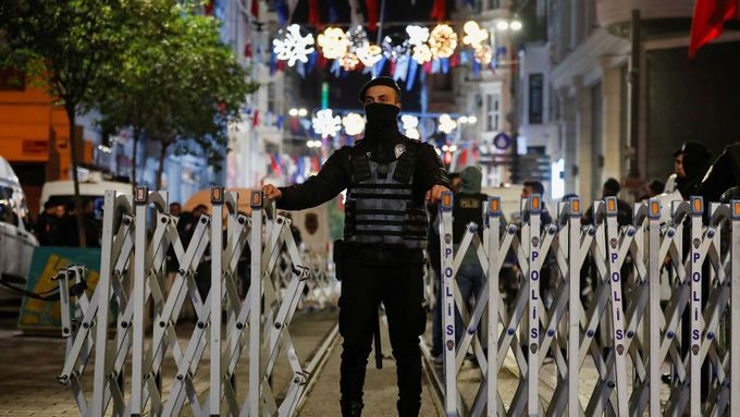 Policista na místě výbuchu v Istanbulu.