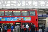 Proslulý londýnský autobus - tzv. double decker přímo u stanice metra Wembley Park.