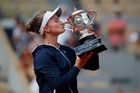 Barbora Krejčíková s trofejí pro vítězku French Open