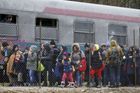 Do Rakouska přišlo loni o azyl požádat o polovinu méně uprchlíků než v roce 2015