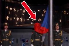 Čínský voják se na olympiádě zamotal do české vlajky a baví sítě, hokejistky tančí