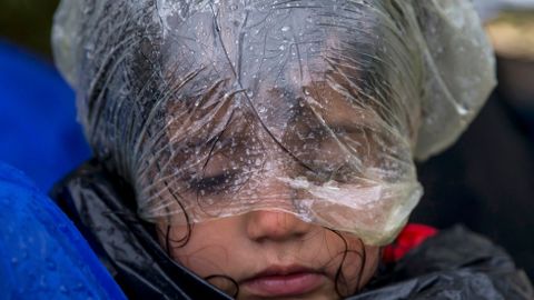 Uprchlíci uvízli v dešti a blátě u chorvatských hranic. Některé žene zima dál