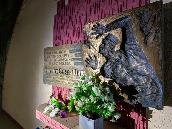 Pamětní deska Valerije Chodemčuka v budově energetického bloku č. III.