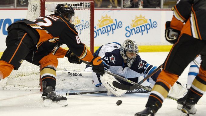 Ondřej Pavelec zasahuje v utkání proti Anaheimu.