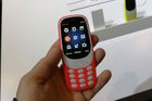 Nokia 3310. Telefon pro nenáročné a konzervativní uživatele vzpomíná na legendární mobil a zároveň pomáhá oživit zájem o značku Nokia. Nové verzi nechybí ani hra Had. Proti původní verzi má ale větší a hlavně barevný displej. Za 1500 korun nelze chtít zázraky, stačit bude muset velká výdrž baterie.