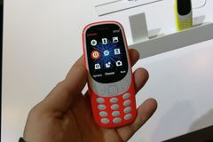 Tlačítková Nokia se vrací, láká na výdrž. Vyzkoušeli jsme hloupý telefon, který vás vrátí o 15 let