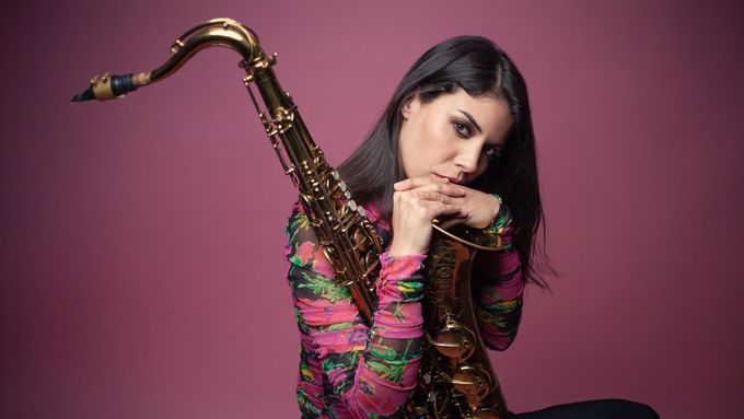 Melissa Aldana jen v triu hraje jazzový standard Without A Song ve španělském klubu. Foto: Eduardo Pavez Goye
