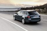 33. místo si za rok 2018 připsala Škoda Octavia, jediný model okřídleného šípu mezi stovkou nejprodávanějších aut na světě. Český bestseller loni koupilo 397 374 zákazníků, o 5,2 procenta méně než v roce 2017. To jej stálo pozici v elitní třicítce.