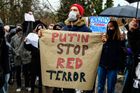 Putinovy opičky propagují Sputnik, ideologický kalašnikov pálící dávky proti EU