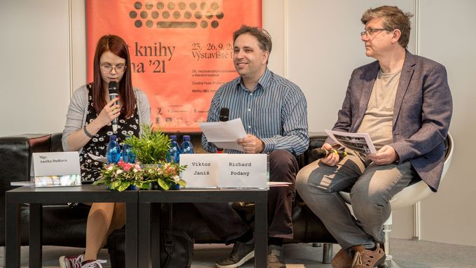 "Vítěze" letošního Skřipce na Světu knihy představili zleva Anežka Dudková, Viktor Janiš a Richard Podaný.