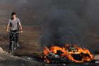 Zároveň Palestinci v ulicích protestovali a zapalovali pneumatiky.