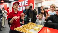V Praze se otevírá první pobočka legendárních amerických hamburgerů. Five Guys láká na obří sendviče s extra ingrediencemi i milkshake se slaninou. Ceny jsou ale vyšší.