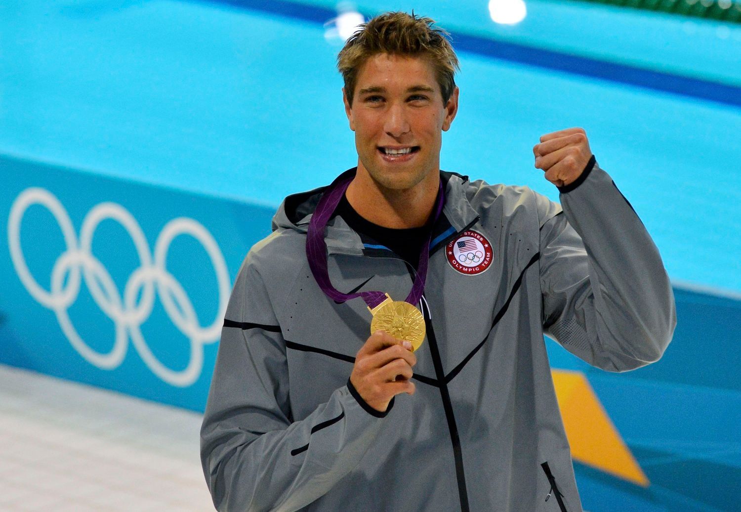 Americký plavec Matt Grevers slaví se zlatou medailí vítězství na 200 metrů znak na OH 2012 v Londýně.