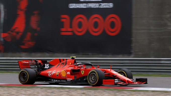 Charles Leclerc ve Ferrari na trati VC Číny 2019.