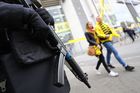 Policisté se samopaly, trička s Bartrou a vzájemné díky fanoušků, takový byl zápas v Dortmundu