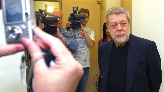 Herec Jan Kanyza u Městského soudu v Praze, který se 22. května zabýval jeho žalobou na ministerstvo vnitra.